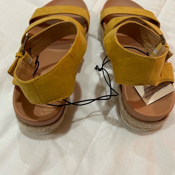 Universal Thread Mustard Yellow Target Sandle - Picture 3 of 3